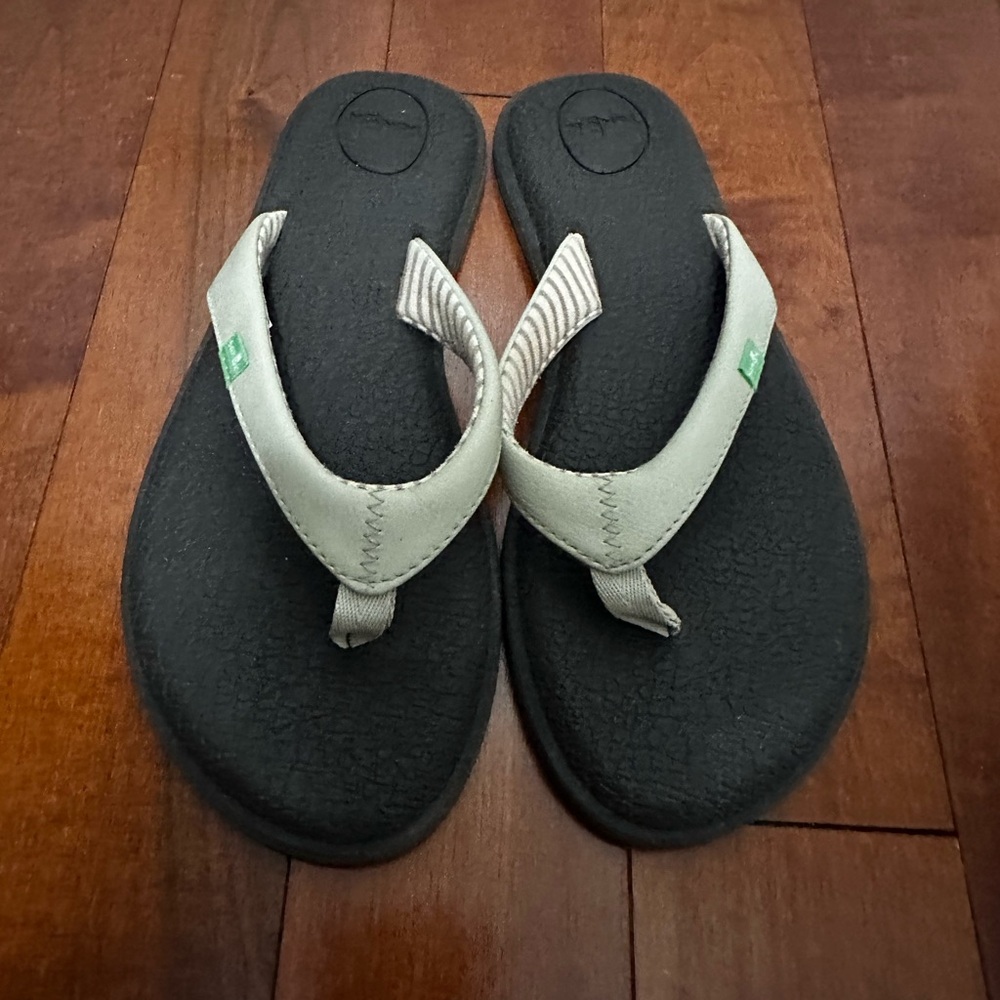 Sanuk women’s flip flops (size 7)